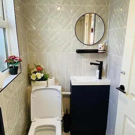 New-built En-suit With Large Tv Power Shower Homestay *