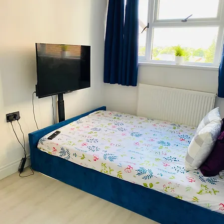 New-built En-suit With Large Tv Power Shower Homestay Birmingham