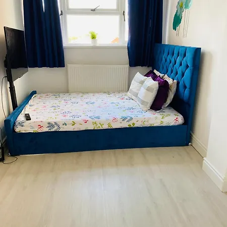 Homestay New-built En-suit With Large Tv Power Shower
