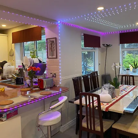 New-built En-suit With Large Tv Power Shower Homestay Birmingham