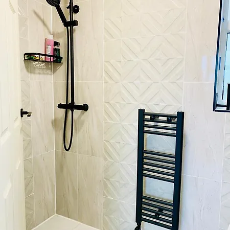 Homestay New-built En-suit With Large Tv Power Shower