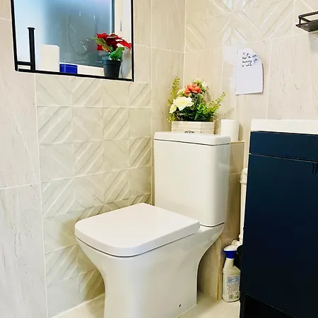 Homestay New-built En-suit With Large Tv Power Shower